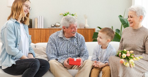 Cadeau Mamie et Papy : 50+ Idées pour Gâter vos Grands-Parents en 2026