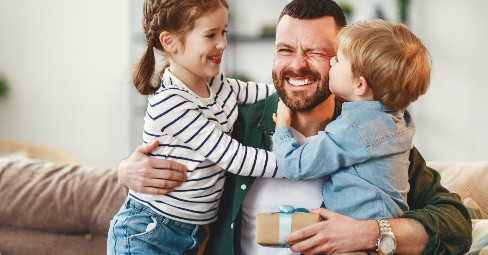 Cadeau personnalisé papa 2026 : 25 idées pour émouvoir votre père