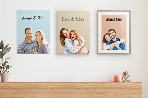 des portraits de couples encadrés accrochés au mur