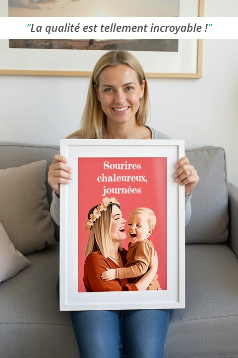 Une femme tient un portrait de famille