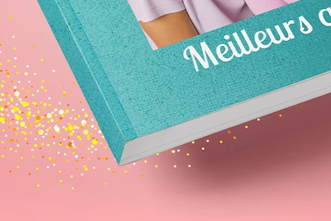 gros plan de la couverture souple d'un livre photo