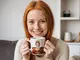 Une femme avec une tasse