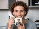 Un homme avec une tasse